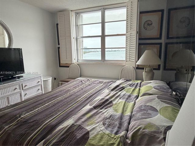 300 Bayview Dr 802, Sunny Isles Beach, FL 33160