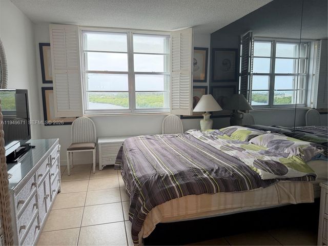 300 Bayview Dr 802, Sunny Isles Beach, FL 33160