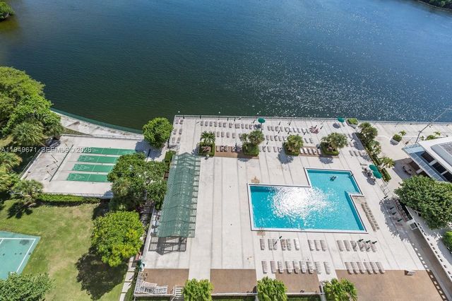 300 Bayview Dr 802, Sunny Isles Beach, FL 33160