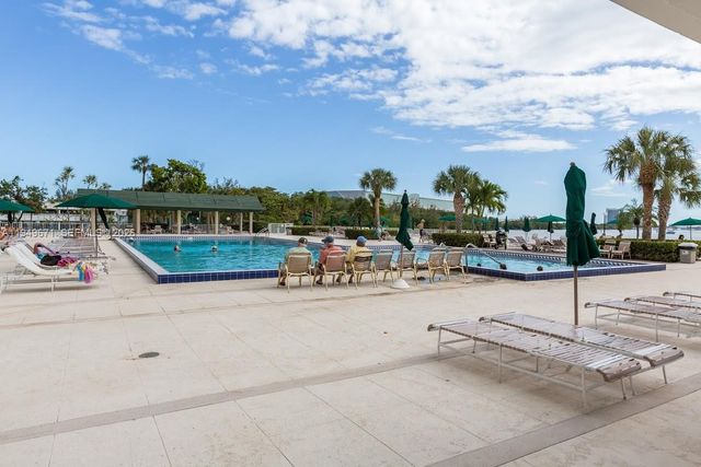 300 Bayview Dr 802, Sunny Isles Beach, FL 33160