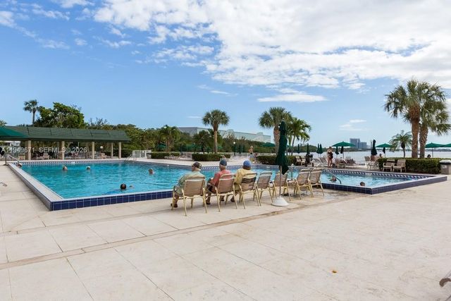 300 Bayview Dr 802, Sunny Isles Beach, FL 33160