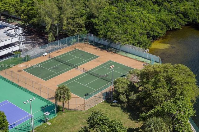 300 Bayview Dr 802, Sunny Isles Beach, FL 33160