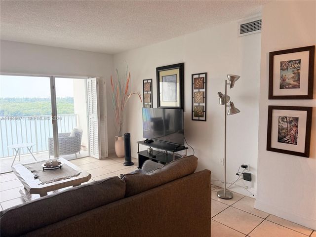 300 Bayview Dr 802, Sunny Isles Beach, FL 33160