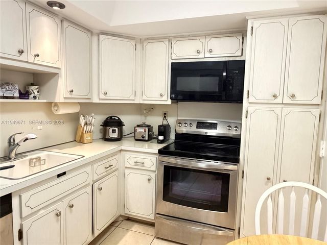 300 Bayview Dr 802, Sunny Isles Beach, FL 33160