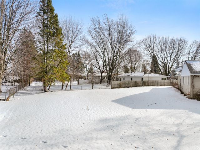 616 Lakeshore Drive, Cadillac, MI 49601