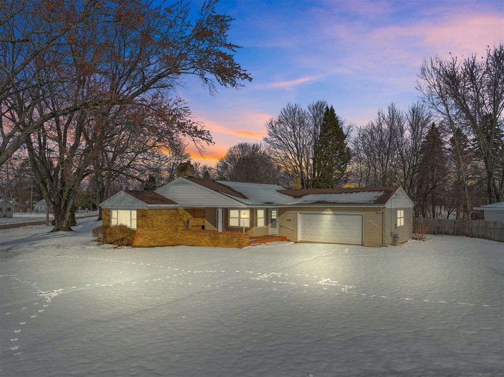 616 Lakeshore Drive, Cadillac, MI 49601