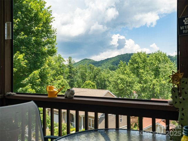 31 Headwater Drive, Hendersonville, NC 28739