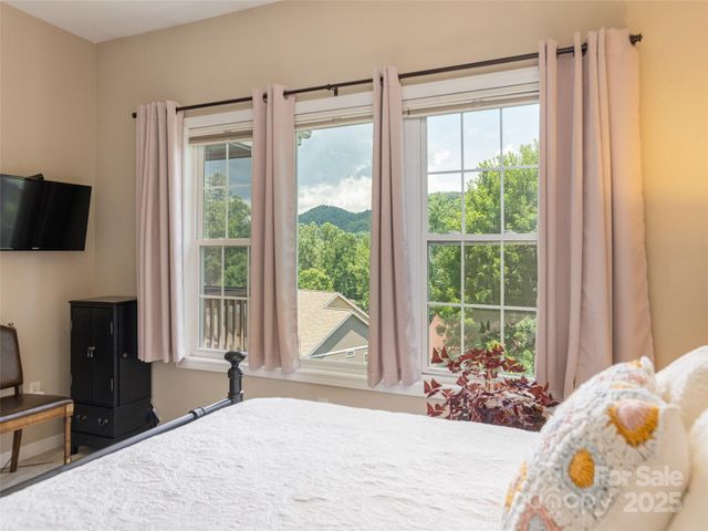 31 Headwater Drive, Hendersonville, NC 28739