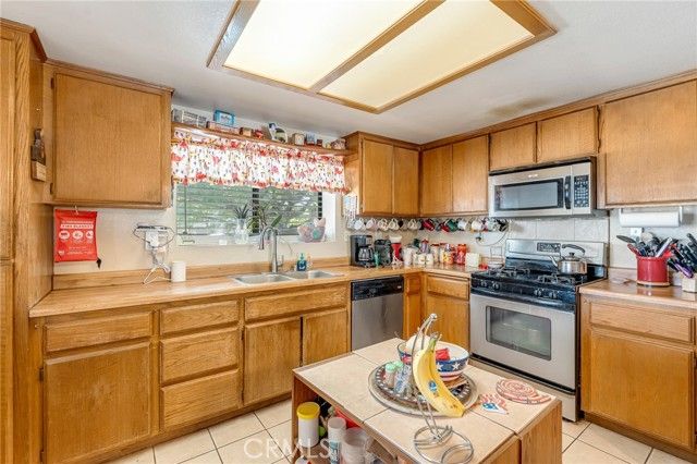 11870 9th, Hesperia, CA 92345