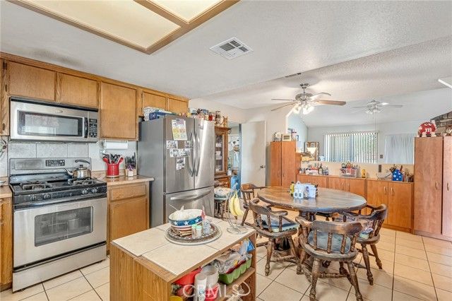 11870 9th, Hesperia, CA 92345