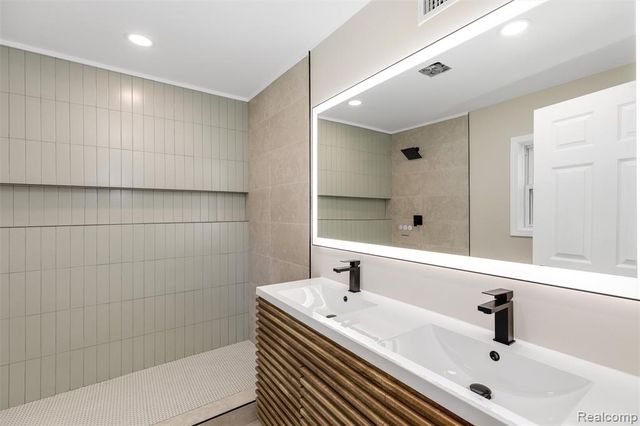24735 Lathrup Boulevard, Southfield, MI 48075