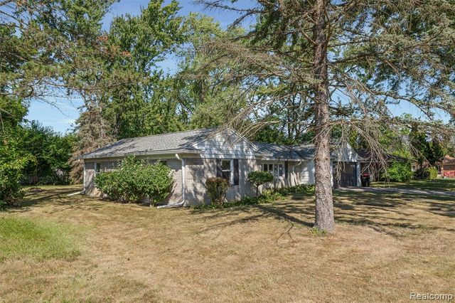 24735 Lathrup Boulevard, Southfield, MI 48075
