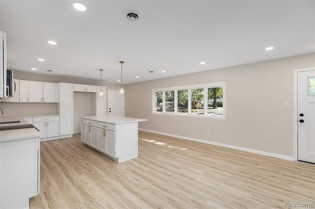 24735 Lathrup Boulevard, Southfield, MI 48075