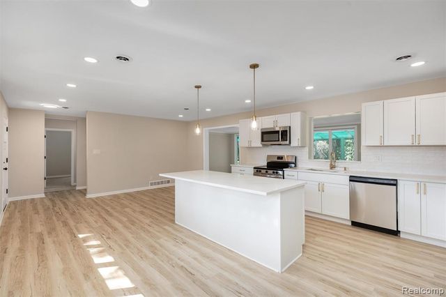 24735 Lathrup Boulevard, Southfield, MI 48075