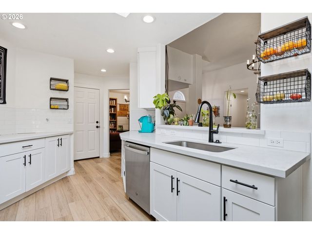 738 Ne MEADOW Dr, Portland, OR 97211