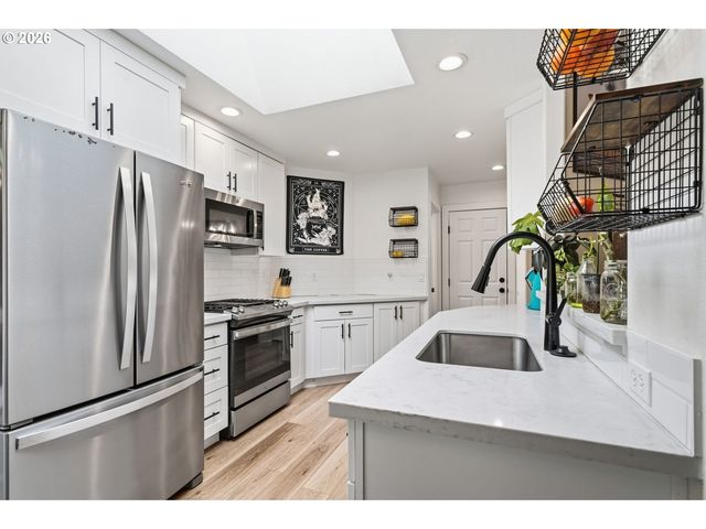738 Ne MEADOW Dr, Portland, OR 97211
