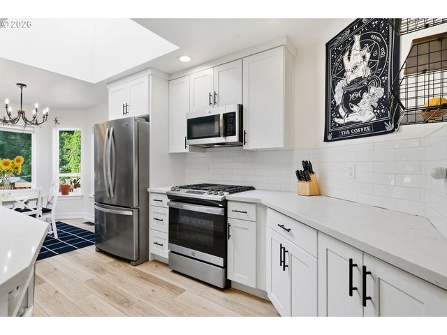 738 Ne MEADOW Dr, Portland, OR 97211