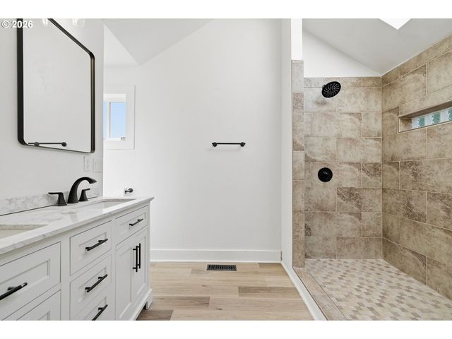 738 Ne MEADOW Dr, Portland, OR 97211