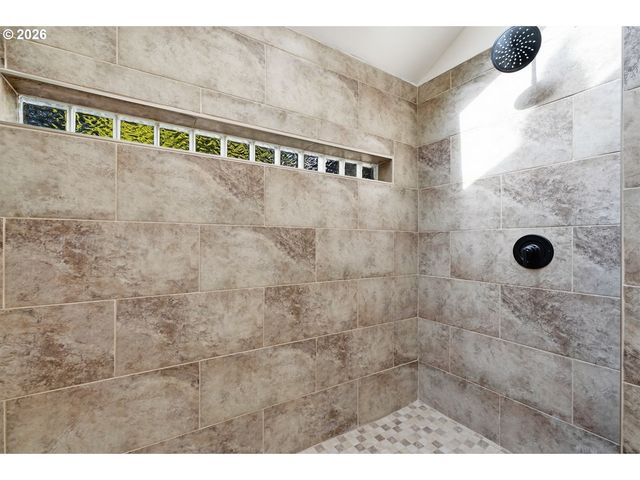 738 Ne MEADOW Dr, Portland, OR 97211