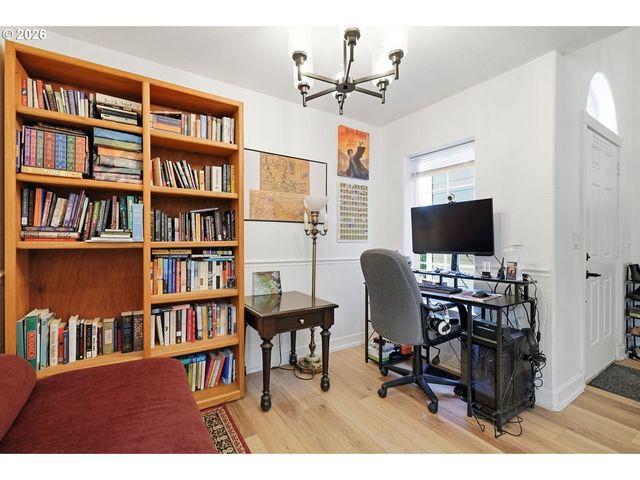 738 Ne MEADOW Dr, Portland, OR 97211
