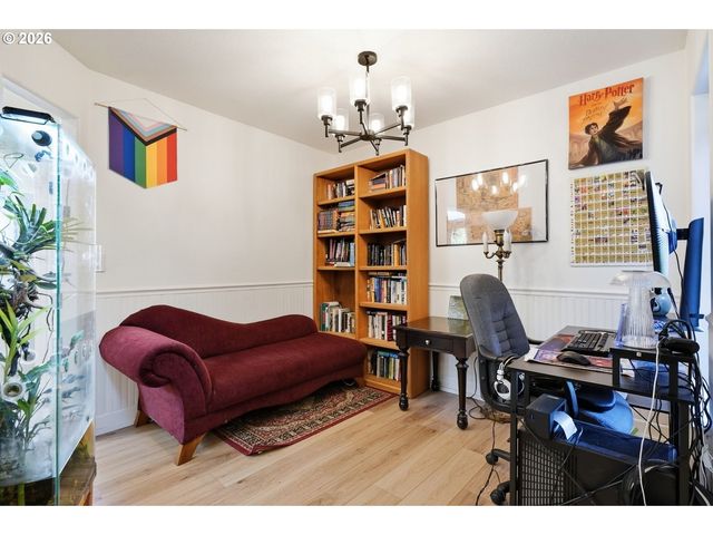 738 Ne MEADOW Dr, Portland, OR 97211