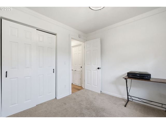 738 Ne MEADOW Dr, Portland, OR 97211