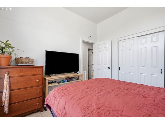 738 Ne MEADOW Dr, Portland, OR 97211
