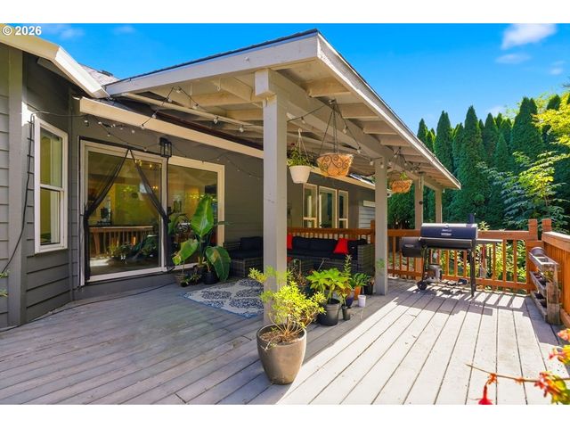 738 Ne MEADOW Dr, Portland, OR 97211