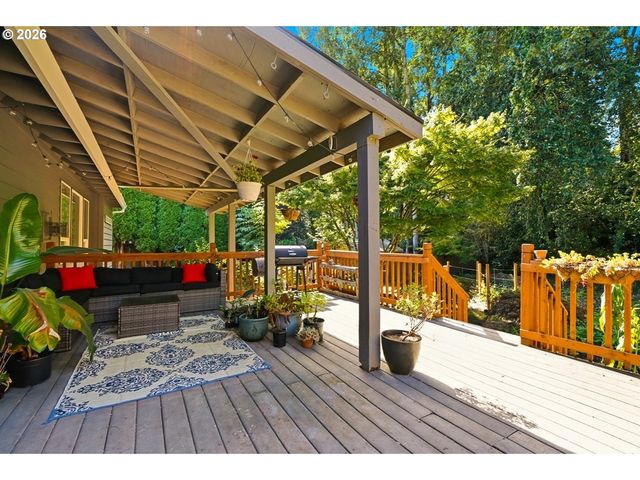 738 Ne MEADOW Dr, Portland, OR 97211