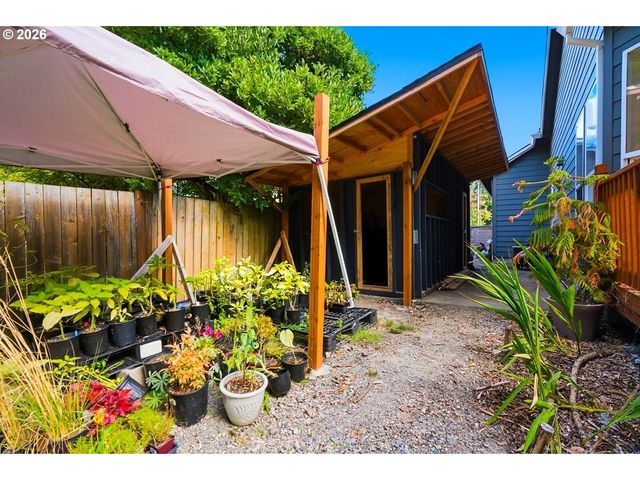 738 Ne MEADOW Dr, Portland, OR 97211