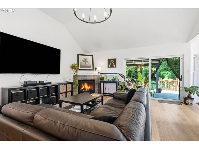 738 Ne MEADOW Dr, Portland, OR 97211