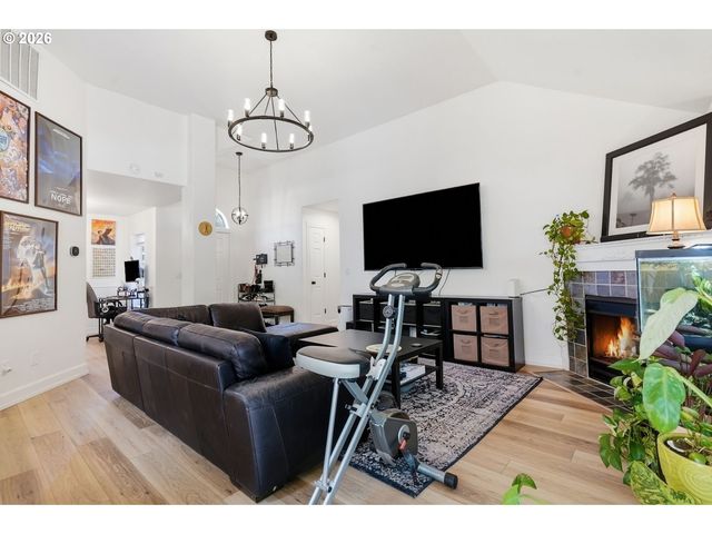 738 Ne MEADOW Dr, Portland, OR 97211