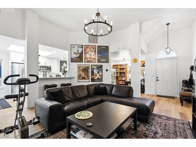 738 Ne MEADOW Dr, Portland, OR 97211