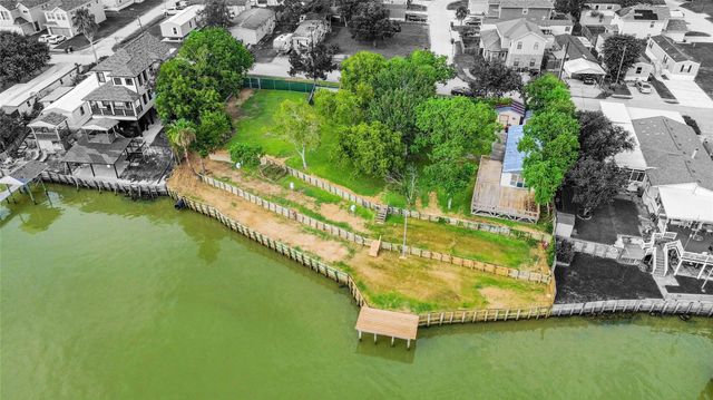 3014 Bay Oaks Harbor Drive, Baytown, TX 77523
