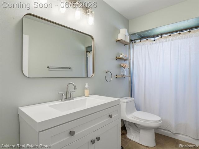 46270 Hollowoode Lane, Macomb, MI 48044