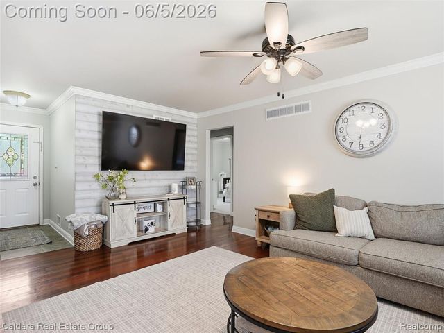 46270 Hollowoode Lane, Macomb, MI 48044