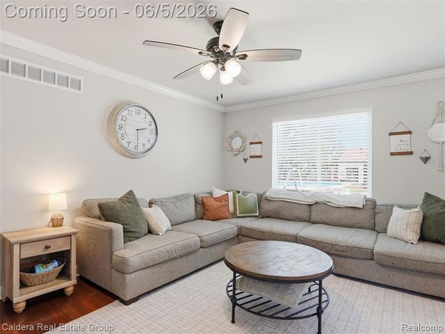 46270 Hollowoode Lane, Macomb, MI 48044