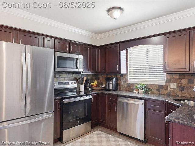 46270 Hollowoode Lane, Macomb, MI 48044