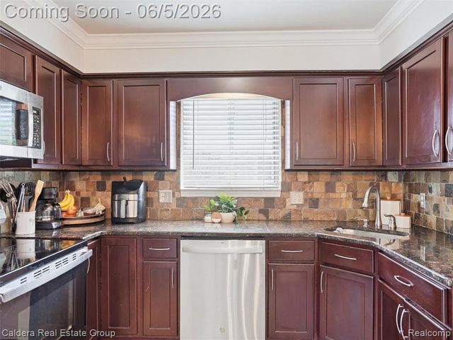 46270 Hollowoode Lane, Macomb, MI 48044