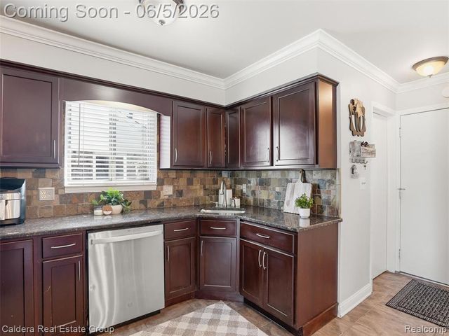 46270 Hollowoode Lane, Macomb, MI 48044