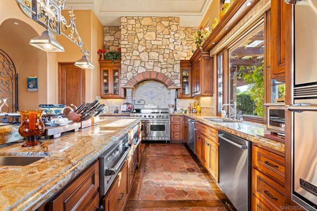 18486 Via Candela, Rancho Santa Fe, CA 92091