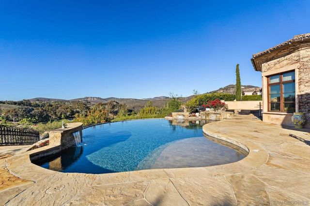 18486 Via Candela, Rancho Santa Fe, CA 92091