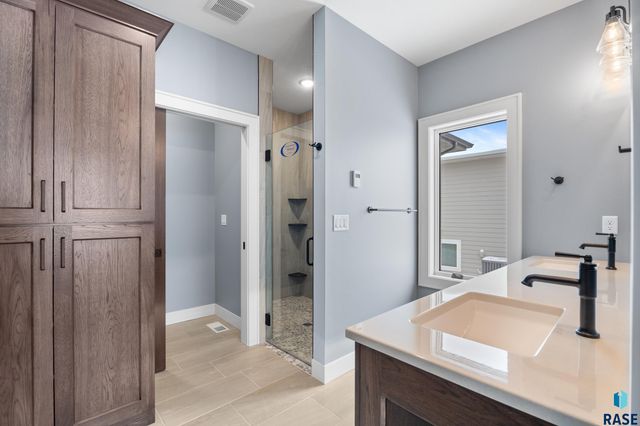 5505 E Daybreak Cir Circle, Sioux Falls, SD 57110