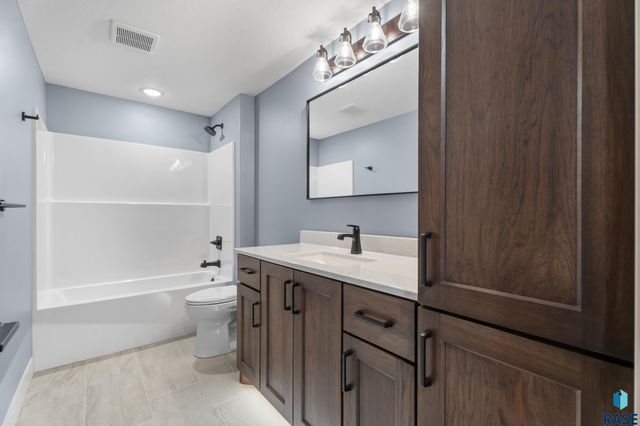 5505 E Daybreak Cir Circle, Sioux Falls, SD 57110