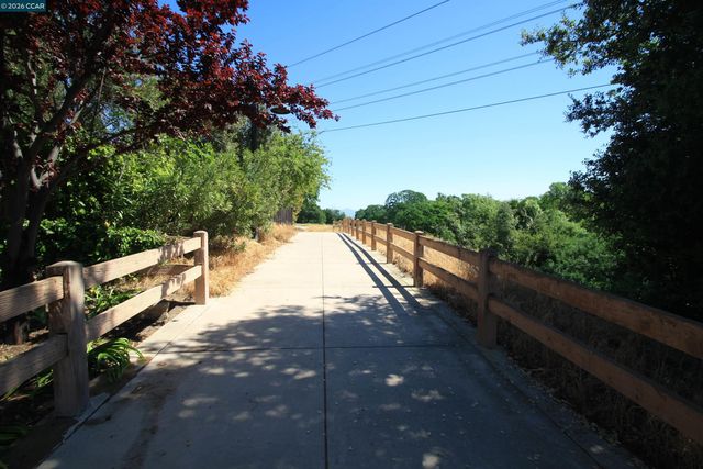 1509 Ashwood Dr, Martinez, CA 94553