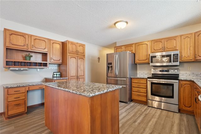 3885 Mohler Road, Center Point, IA 52213