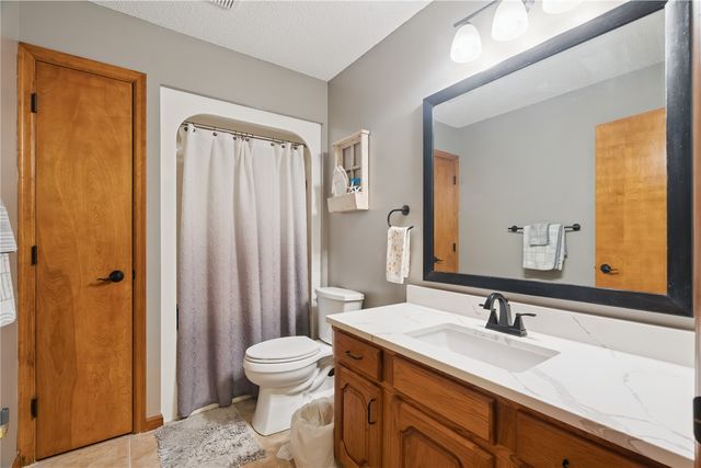 3885 Mohler Road, Center Point, IA 52213