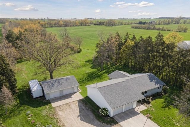 3885 Mohler Road, Center Point, IA 52213