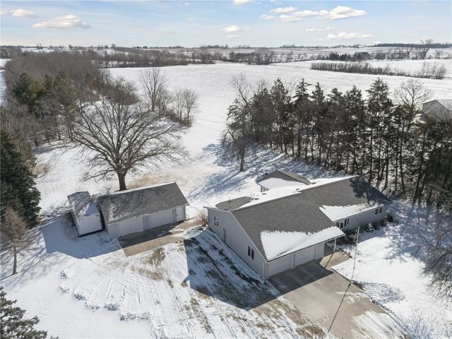 3885 Mohler Road, Center Point, IA 52213