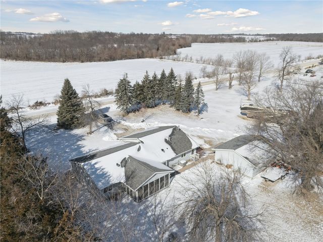 3885 Mohler Road, Center Point, IA 52213